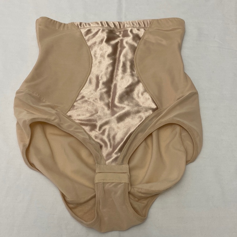 Flexees Women’s Shapewear in beige